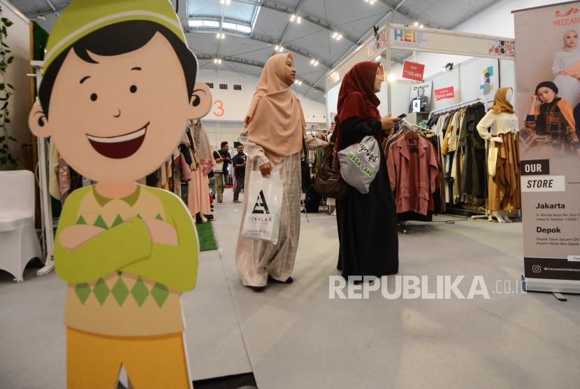 Pengunjung melihat produk yang dipamerkan saat gelaran Halal Expo Indonesia di Ice BSD, Tangerang, Banten, Jumat (6/12).