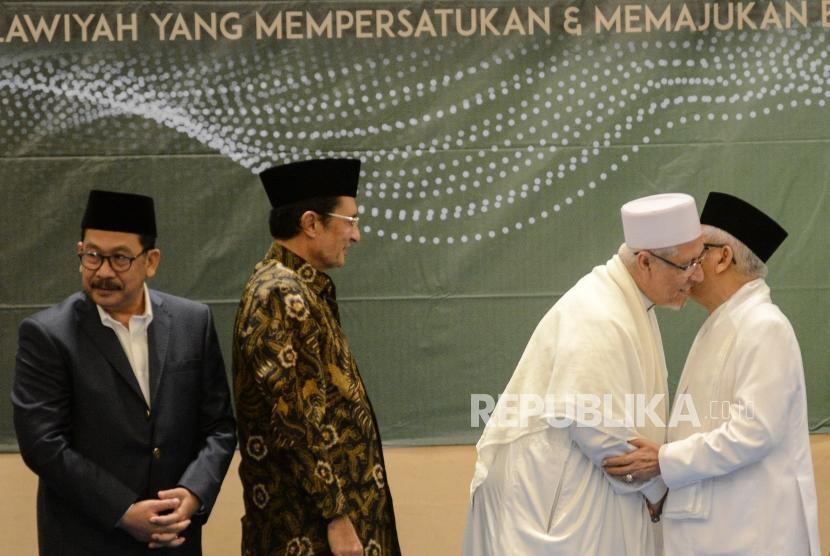 Wakil Presiden Republik Indonesia Ma’ruf Amin (kanan) bepelukan bersama Ketua Rabithah Alawiyah Habib Zen Bin Umar (kedua kanan) disaksikan Wakil Ketua MPR Fadel Muhammad (kedua kiri), Wakil Menteri Agama Zainut Tauhid (kiri) saat pembukaan Mukernas Rabithah Alawiyah.