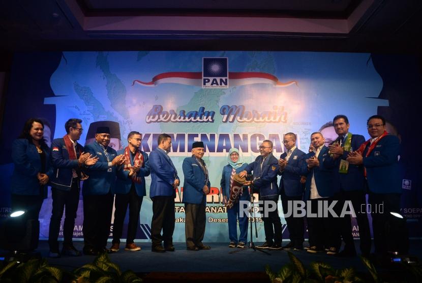 Ketua Umum PAN Zulkifli Hasan bersama para politisi PAN membuka acara pembukaan Rakernas V PAN di Jakarta, Sabtu (7/12).