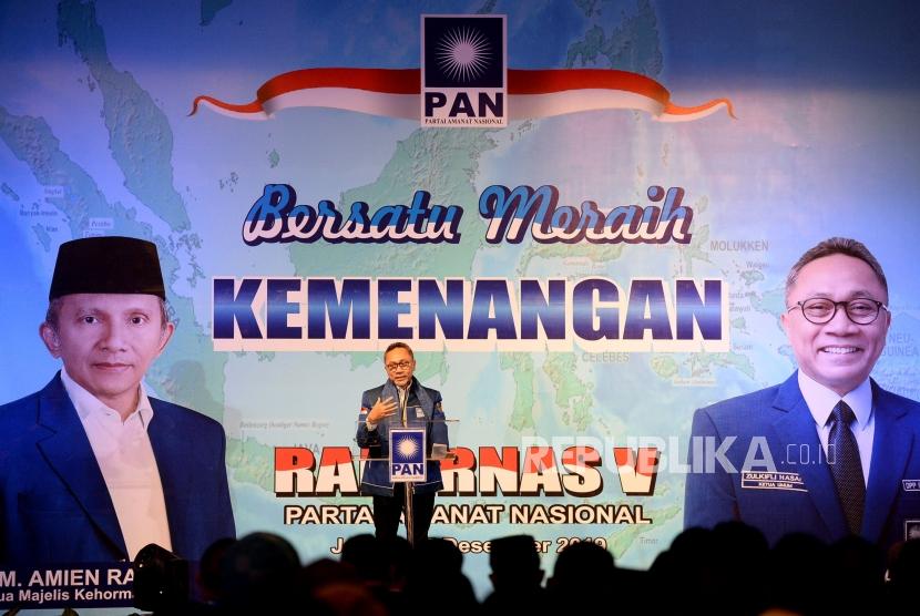Ketua Umum PAN Zulkifli Hasan memberikan sambutan pada acara pembukaan Rakernas V PAN di Jakarta, Sabtu (7/12).