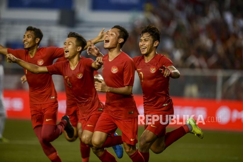 Pemain timnas Indonesia U-22 Evan Dimas Darmono (kedua kanan) berselebrasi dengan rekan satu timnya usai membobol gawang Myanmar pada pertandingan semifinal sepak bola SEA Games 2019 di Rizal Memorial Stadium, Manila, Filipina, Sabtu (7/12). Timnas U-22 akan bertemu Vietnam di final SEA Games 2019.