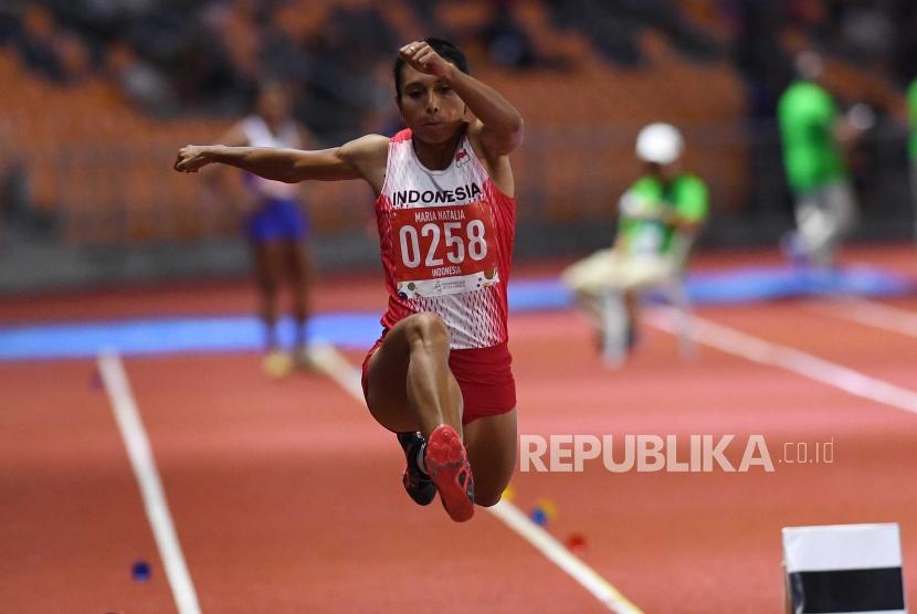 Atlet lompat jangkit Indonesia Maria Natalia Londa melompat pada pertandingan Lompat Jangkit Putri SEA Games ke-30 di Stadion Atletik New Clark, Filipina, Sabtu (7/12/2019).