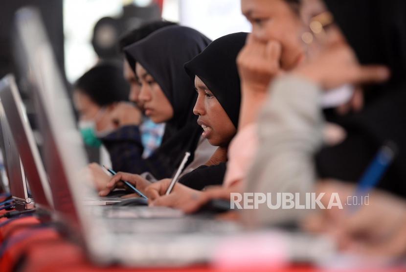 Peserta mengikuti simulasi tes Calon Pegawai Negeri Sipil (CPNS) berbasis Computer Assisted Test  (CAT)  di Jakarta, Ahad (8/12).