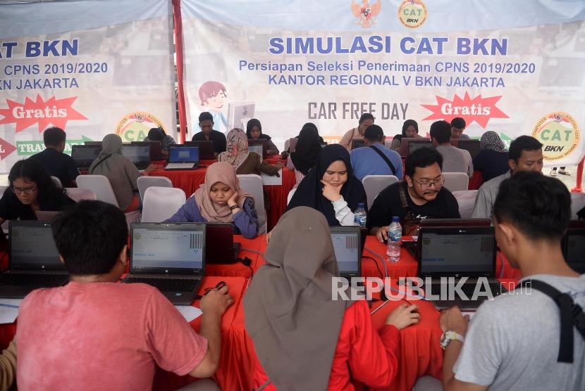 Peserta mengikuti simulasi tes Calon Pegawai Negeri Sipil (CPNS) 