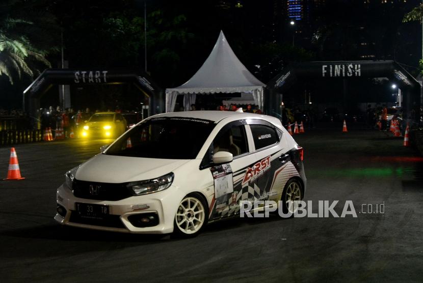 Penjualan Honda Brio naik 38 persen pada 2019. Foto: Peserta unjuk kebolehan mengendarai honda brio dalam acara seri final Brio Saturday Night Challenge di Kawasan Senayan, Jakarta, Sabtu (7/12).