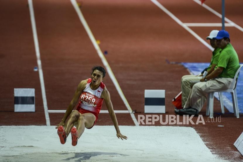 Atlet lompat jauh Indonesia Maria Natalia Londa mendarat usai melakukan lompatan pada pertandingan lompat jauh putri Sea Games 2019 di Stadion Atletik New Clark, Filipina, Ahad (8/12).