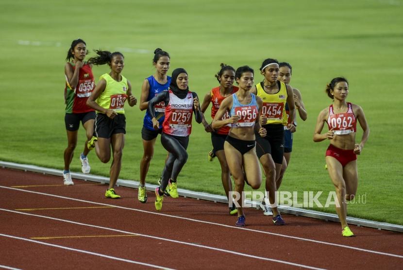 Pelari Indonesia Agustina Mardika Manik (keempat kiri) saat berpacu dengang pelari lainya pada lomba lari 1.500 meter putri Sea Games 2019 di Stadion Atletik New Clark, Filipina, Ahad (8/12).