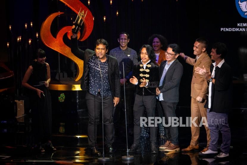 Produser film Kucumbu Tubuh Indahku Ifa Isfansyah (kedua kiri) menyampaikan sambutan seusai menerima piala Film Cerita Panjang Terbaik pada Malam Penganugerahan Piala Citra Festival Film Indonesia (FFI) 2019 di Jakarta, Ahad (8/12/2019).
