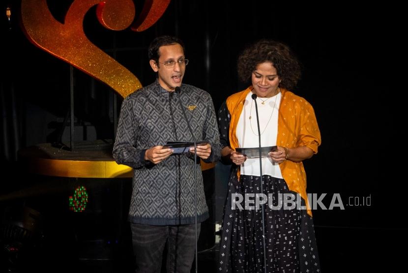 Menteri Pendidikan dan Kebudayaan Nadiem Makarim (kiri) didampingi sineas Mira Lesmana (kanan) membacakan nominasi untuk kategori Film Cerita Panjang Terbaik pada Malam Penganugerahan Piala Citra Festival Film Indonesia (FFI) 2019 di Jakarta, Ahad (8/12/2019).