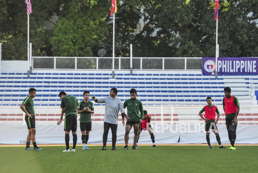 Pelatih Timnas Indonesia U-22 Indra Sjafri (keempat kiri) memberikan arahan saat sesi latihan di Rizal Memorial Stadium, Manila, Filipina, Senin (9/12).