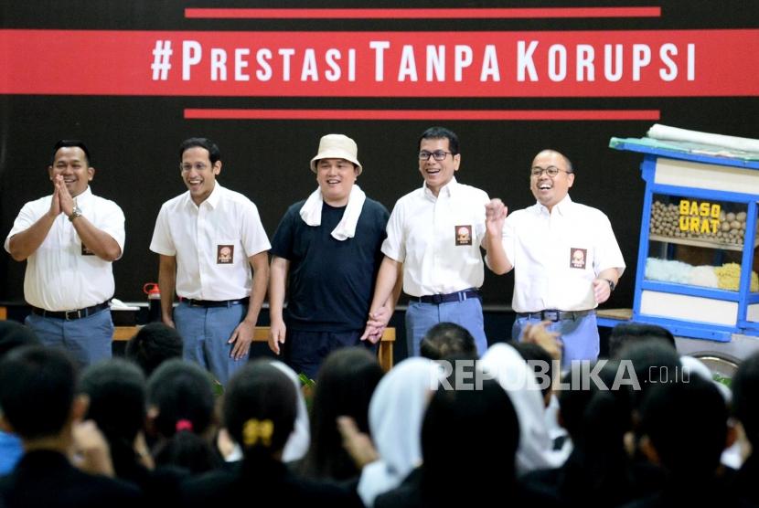 Komedian Beddu (kiri), Mendikbud Nadiem Makarim (dua kiri), Menparekraf Wishnutama (dua kanan), Menteri BUMN Erick Thohir (tengah), komedian Sogi Indra Dhuaja (kanan) usai tampil dalam drama bertajuk Prestasi Tanpa Korupsi di SMKN 57 Jakarta, Jakarta Selatan, Senin (9/12/2019). Beddu dikaruniai anak perempuan pada Selasa (7/7/2020).