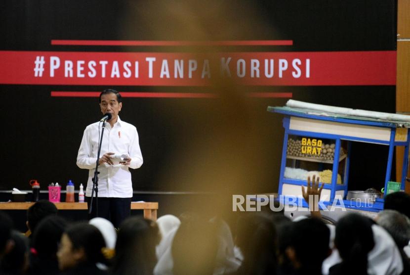 Presiden Joko Widodo memberikan sambutan seusai menyaksikan drama bertajuk Prestasi Tanpa Korupsi di SMKN 57 Jakarta, Jakarta Selatan, Senin (9/12).