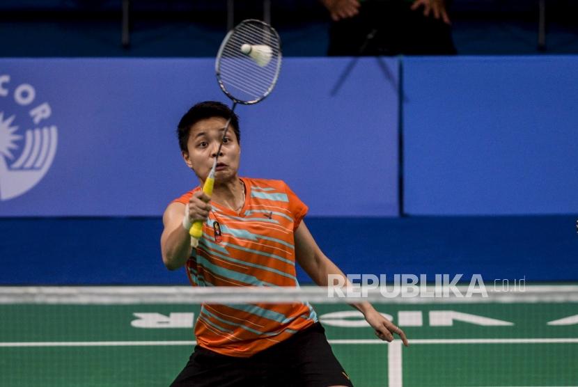 Pebulutangkis Indonesia Apriyani Rahayu mengembalikan kok saat pertandingan melawan pebulutangkis Thailand Chayanit Chaladchalam dan Phataimas Muenwong pada final bulu tangkis kategori ganda putri di Muntinlupa Sports Complex, Manila, Filipina, Senin (9/12).