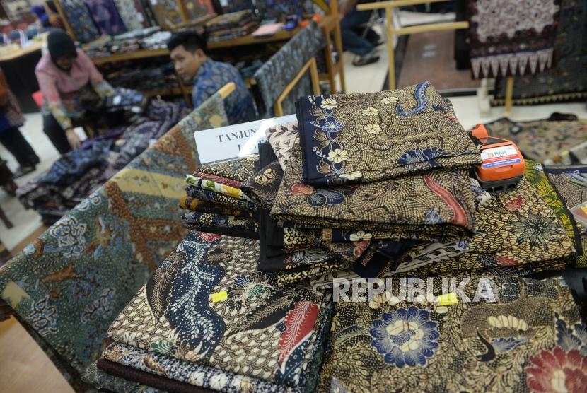 Kain batik. Ketertarikan atau rangsangan seksual pada benda-benda non-seksual, seperti kain jarik, disebut sebagai fetish dalam ilmu psikologi.