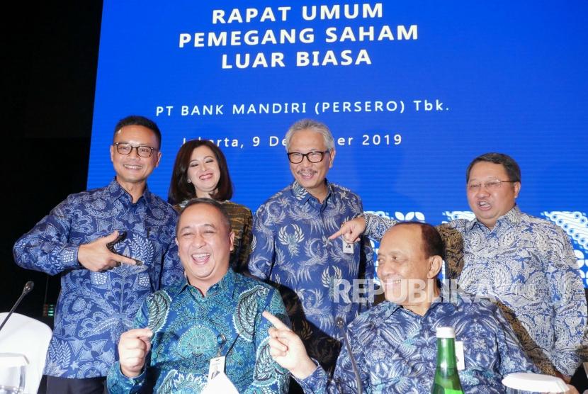 Pengurus Baru Bank Mandiri (kiri kanan duduk) Direktur Utama Terpilih Bank Mandiri Royke Tumilaar dan mantan Komisaris B S Kusmulyono, bersama (kiri kanan berdiri) Direktur Manajemen Risiko A. Siddik Badruddin, Direktur Corporate Banking Alexandra Askandar, Mantan Komisaris Utama Hartadi A. Sarwono dan Wadirut Sulaiman Arif Arianto saat Rapat Umum Pemegang Saham Luar Biasa Bank Mandiri di Jakarta, Senin (9/12).