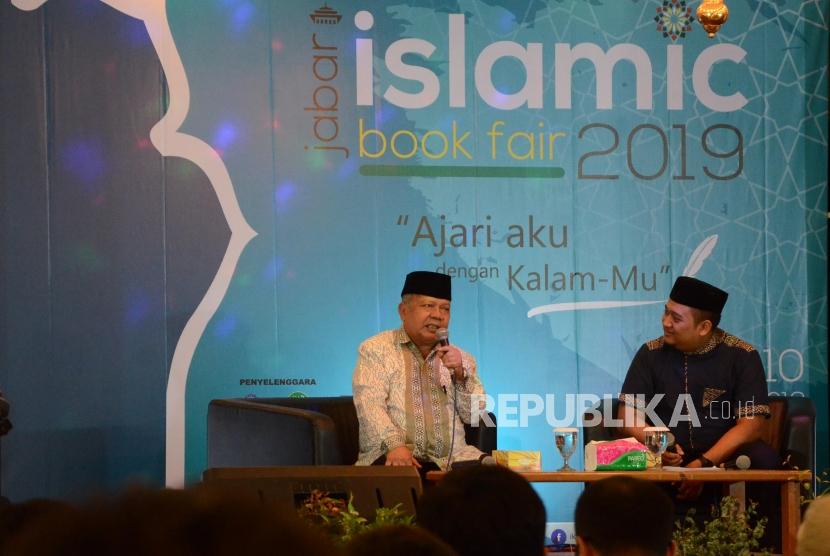 Ketua umum Persatuan Islam (Persis) KH Aceng Zakaria (kiri) tampil pada Talkshow Literasi Jabar Islamic Book Fair 2019, di Gedung Landmark, Kota Bandung, Senin (9/12).
