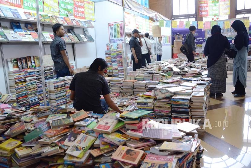 Para pengunjung mengamati berbagai buku pada acara Islamic Book Fair 2019, di Gedung Landmark, Kota Bandung, Senin (9/12).