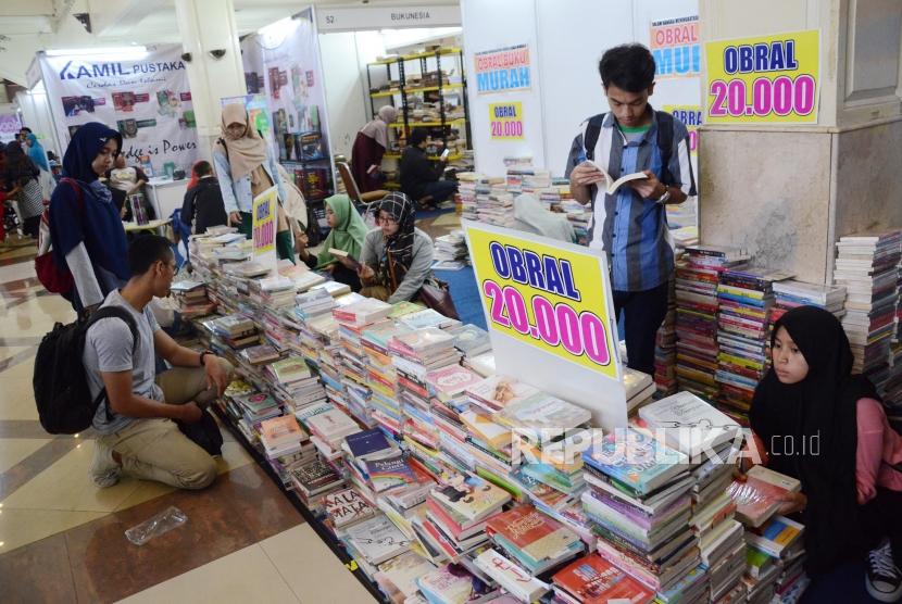 Tak Ada Transaksi di Islamic Book Fair Saat Shalat Jumat. Foto: Para pengunjung mengamati berbagai buku pada acara Islamic Book Fair 2019, di Gedung Landmark, Kota Bandung, Senin (9/12).