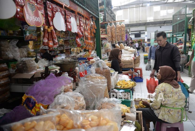 Pemerintah Kota Malang menyatakan bahwa para pedagang yang menjual bahan kebutuhan pokok masih diperbolehkan beroperasi selama masa Pembatasan Sosial Berskala Besar (PSBB) (Foto: ilustrasi pedagang kebutuhan pokok)