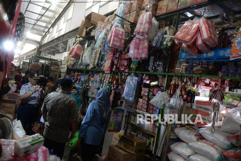 Pantauan Harga TPID. Anggota TPID DIY memantau harga kebutuhan pokok di Pasar Kranggan, Yogyakarta.