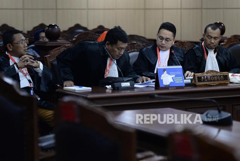 Kuasa hukum korban First Travel Pitra Romadoni Nasution (dua kanan) mengikuti sidang panel pendahuluan permohonan di gedung MK, Jakarta,Selasa (10/12).