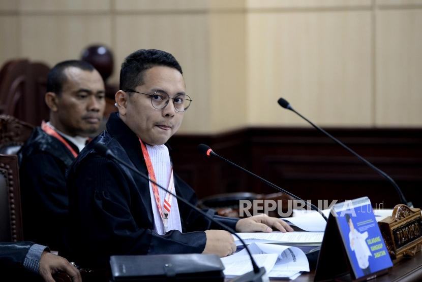 Kuasa hukum korban First Travel Pitra Romadoni Nasution mengikuti sidang panel pendahuluan permohonan di gedung MK, Jakarta,Selasa (10/12).