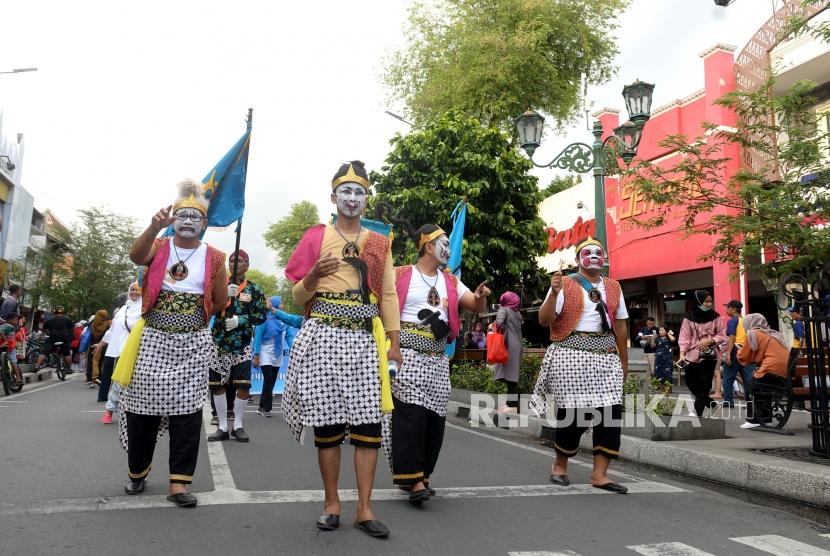 Kampanye Antikekerasan Perempuan dan Anak. Peserta aksi dari Himpaudi menggelar kampanye antikekerasan terhadap perempuan dan anak di Malioboro, Yogyakarta, Selasa (10/12).