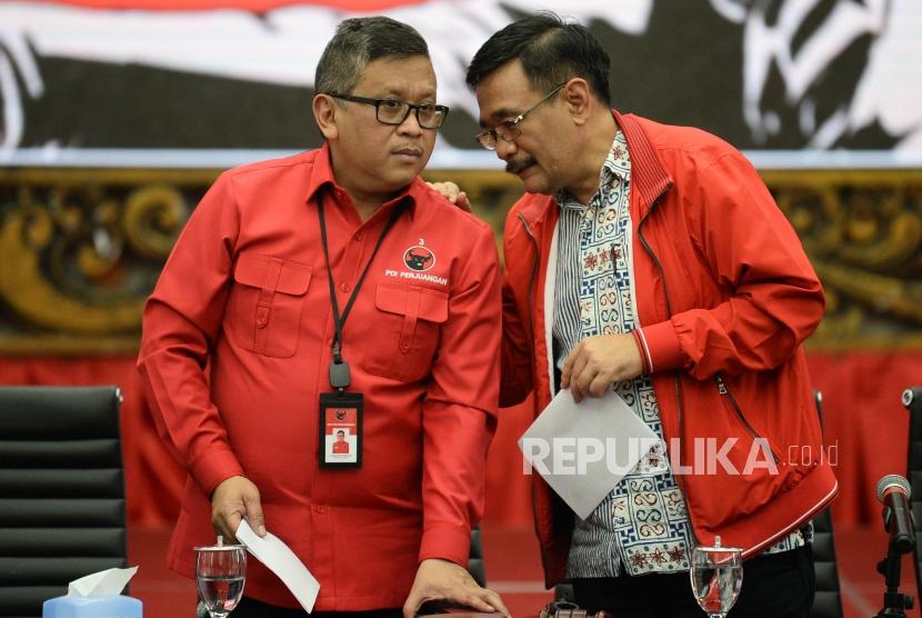 KPK dikabarkan sempat akan menggeledah kantor DPP PDIP terkait kasus OTT Komisioner KPK, Wahyu Setiawan. Foto: Sekjen PDIP Hasto Kristiyanto berbincang bersama Ketua DPP PDIP Djarot Saiful Hidayat.