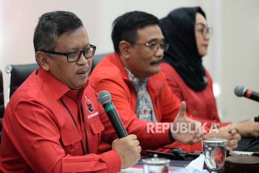 Sekjen PDIP Hasto Kristiyanto bersama para pengurus partai memberikan keterangan terkait persiapan HUT PDIP ke-47 dan Rakernas I PDIP di Jakarta, Rabu (11/12).