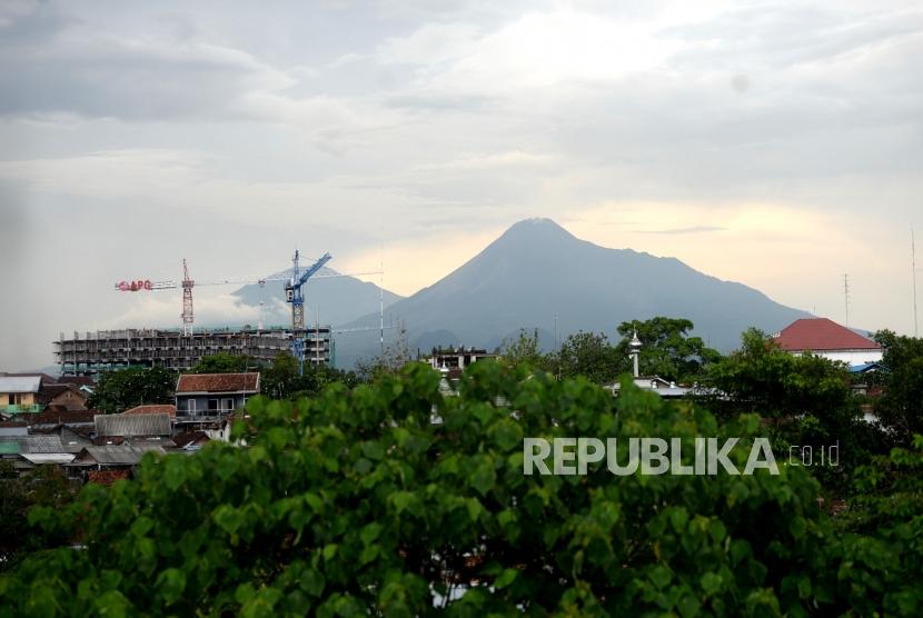 Status Gunung Merapi. Gunung Merapi terlihat jelas dari dalam kota Yogyakarta, Rabu (11/12).