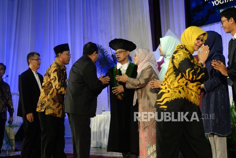 Pengukuhan Guru Besar Haedar Nashir. Prof Haedar Nashir menerima ucapan selamat usai upacara Pengukuhan Guru Besar  di Sportorium UMY, Yogyakarta, Kamis (12/12).