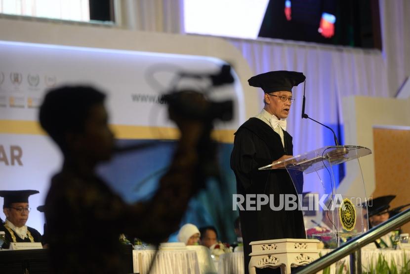 Pengukuhan Guru Besar Haedar Nashir. Prof Haedar Nashir menerima ucapan selamat dari mantan Wapres Jusuf Kalla saat upacara Pengukuhan Guru Besar di Sportorium UMY, Yogyakarta, Kamis (12/12).