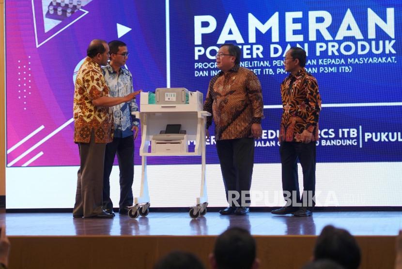 Menristek/Kepala BRIN Bambang Brodjonegoro (kedua kanan) bersama Rektor ITB Kadarsah Suryadi (kanan) dan Direktur Keuangan SCNP Setiyo Bonorowanto (kedua kiri) saat peluncuran purwarupa Perangkat Medis Non Invasive Vascular Analyzer (NIVA) di Gedung CRCS ITB, Bandung, Jawa Barat, Kamis (12/12).