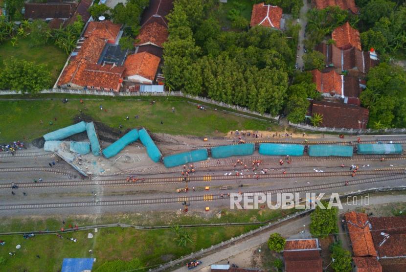 Foto udara gerbong kereta api yang keluar jalur rel akibat anjloknya Kereta Api barang 2704 pengangkut semen yang melaju dari stasiun Kampung Bandan menuju stasiun Kalimas di KM 52+926 di jalur stasiun Doplang, Blora, Jawa Tengah (12/12/2019).