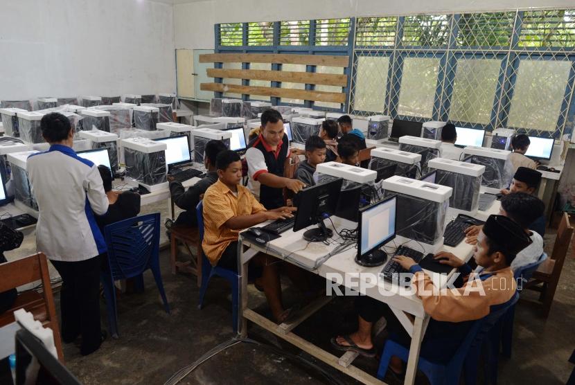 Bantuan Fasilitas Pendidikan. Sejumlah siswa mendapatkan pelatihan komputer di Pusat Kegiatan Belajar Mengajar (PKBM) Mustika, Balaikarangan, Kabupaten Sanggau, Kalimatan Barat, Rabu (11/12).