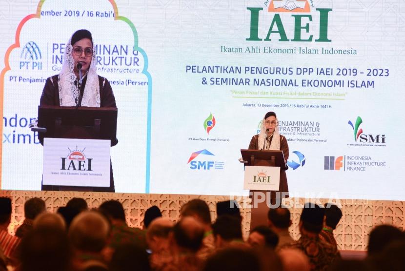 Menteri Keuangan Sri Mulyani selaku Ketua Umum Ikatan Ahli Ekonomi Islam Indonesia (IAEI) menyampaikan sambutan saat pelantikan pengurus IAEI 2019-2023 di Jakarta, Jumat (13/12).
