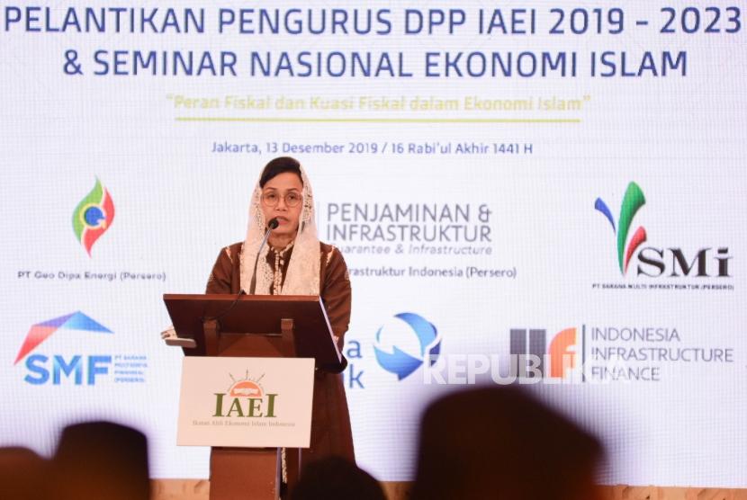 Menteri Keuangan Sri Mulyani selaku Ketua Umum Ikatan Ahli Ekonomi Islam Indonesia (IAEI) menyampaikan sambutan saat pelantikan pengurus IAEI 2019-2023 di Jakarta, Jumat (13/12).