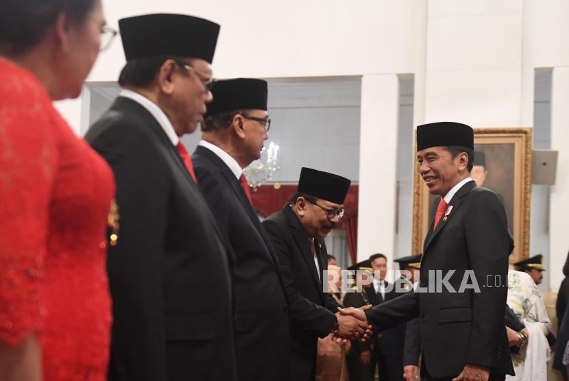 Presiden Joko Widodo (kanan) berjabat tangan dengan Anggota Dewan Pertimbangan Presiden (Wantimpres) Soekarwo (ketiga kiri) disaksikan Anggota Wantimpres Agung Laksono (kedua kiri) dan Sidharto Danusubroto (ketiga kiri) usai pelantikan di Istana Merdeka, Jakarta, Jumat (13/12/2019).