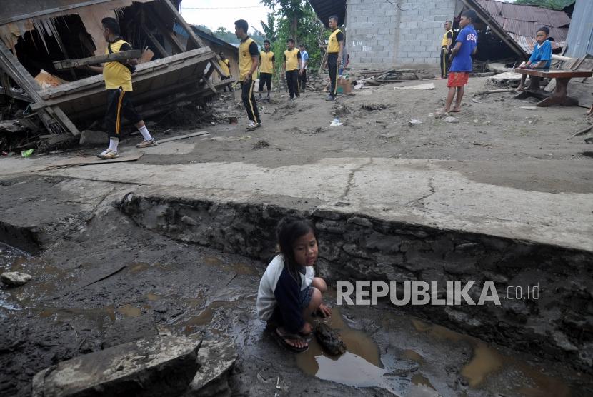 Pemkab Sigi Diminta Perhatikan Nasib Korban Banjir. Foto seorang anak berada di sekitar rumah mereka yang rusak akibat diterjang banjir bandang di Dusun Pangana, Desa Bolapapu, Kecamatan Kulawi, Kabupaten Sigi, Sulawesi Tengah.