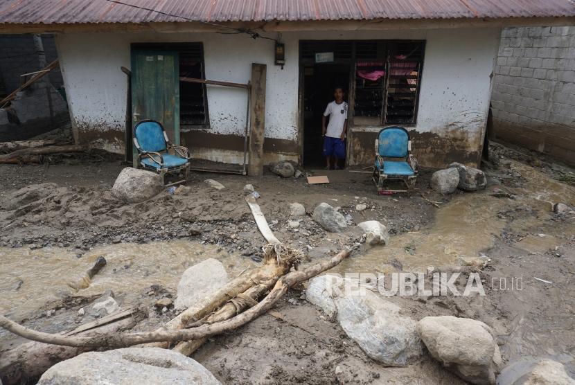 Warga berada disekitar rumah mereka yang rusak akibat diterjang banjir bandang di Dusun Pangana, Desa Bolapapu, Kecamatan Kulawi, Kabupaten Sigi, Sulawesi Tengah, Jumat (13/12/2019).