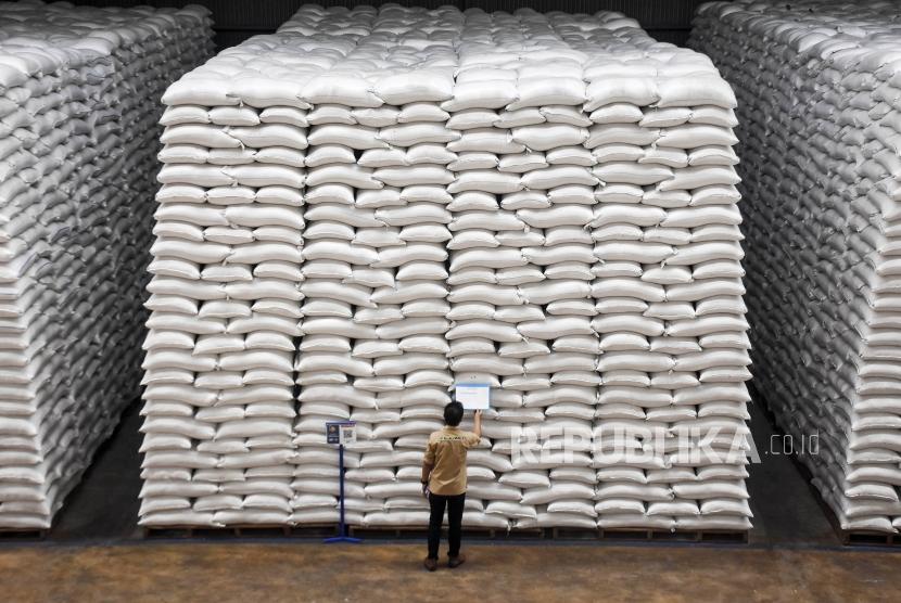 Petugas memeriksa tumpukan beras di Gudang Bulog Divre Jawa Barat di Kawasan Gedebage, Kota Bandung, Jumat (13/12). Bulog menargetkan bisa menyalurkan beras BPNT kepada para penerima manfaat hingga 500 ribu ton.