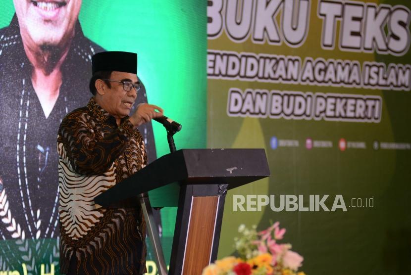 Menteri Agama Fahrul Razi menyampaikan sambutan sekaligus membuka acara Sarasehan Bulan Bakti Pendidikan Agama Islam di Hotel Santika, Bekasi, Jawa Barat, Sabtu (14/12).