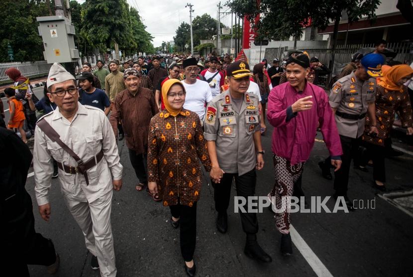 Gubernur Jawa Tengah Ganjar Pranowo (ketiga kanan) mengikuti kirab saat acara Nitilaku Perguruan Kebangsaan 2018 di Yogyakarta, Minggu (16/12/2018).