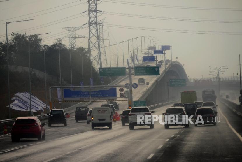 JALAN TOL LAYANG. Akses masuk menuju Tol Layang Jakarta Cikampek (Japek II) arah Jakarta di KM 48 Karawang, Jawa Barat, Ahad (15/12).