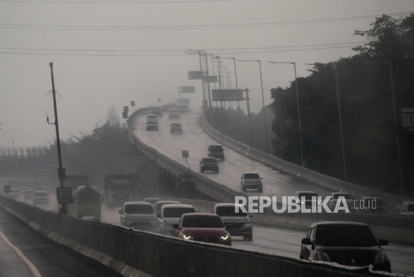 JALAN TOL LAYANG. Akses keluar meninggalkan Tol Layang Jakarta Cikampek (Japek II) arah Jakarta di KM 48 Karawang, Jawa Barat, Ahad (15/12).