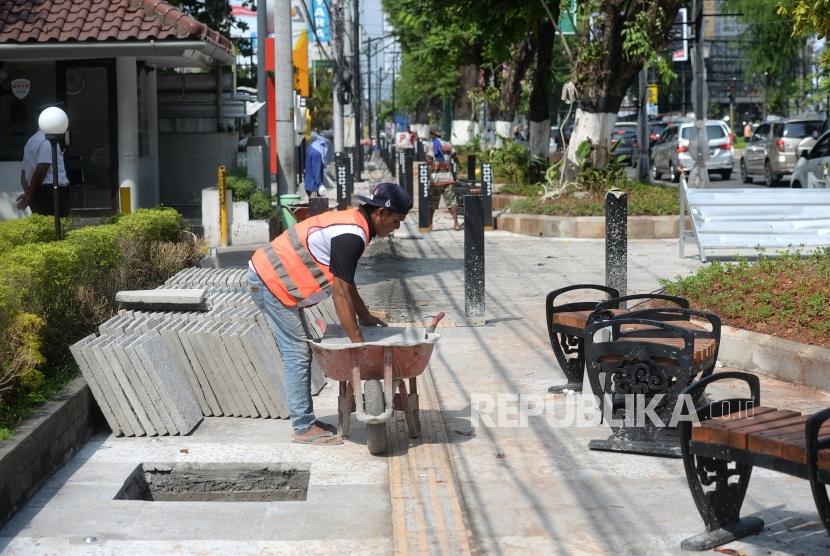 Revitalisasi Trotoar Jogja. Pengerjaan revitalisasi trotoar di Jalan Sudirman, Yogyakarta, Senin (15/12).