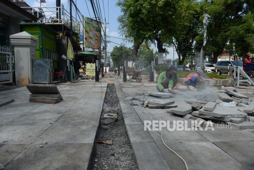 Progres pengerjaan revitalisasi jalur pedestrian di Jalan Jenderal Sudirman, Kota Yogyakarta, Senin (15/12).