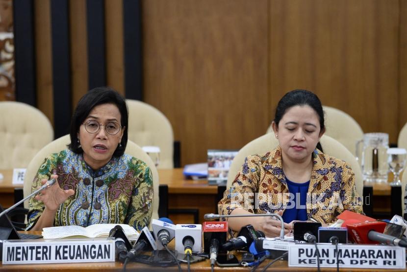 Ketua DPR Puan Maharani bersama dengan Menteri Keuangan Sri Mulyani memberikan keterangan usai rapat konsultasi Kompleks Parlemen, Senayan, Jakarta, Senin (16/12).