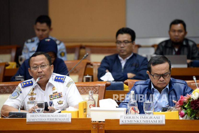 Dirjen Perhubungan Darat Kemenhub Budi Setiyadi (kiri) saat mengikuti rapat panja dengan komisi VII DPR di Kompleks parlemen, Senayan, Jakarta, Senin (16/12).
