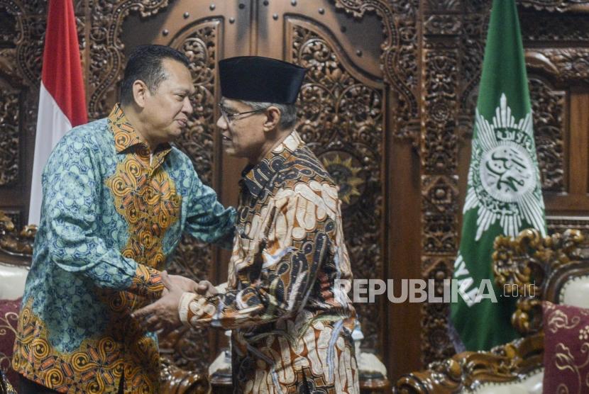 Ketua Umum PP Muhammadiyah Haedar Nassir (kanan) bersalaman dengan Ketua MPR Bambang Soesatyo saat melakukan pertemuan di Gedung PP Muhammadiyah, Menteng, Jakarta, Senin (16/12).